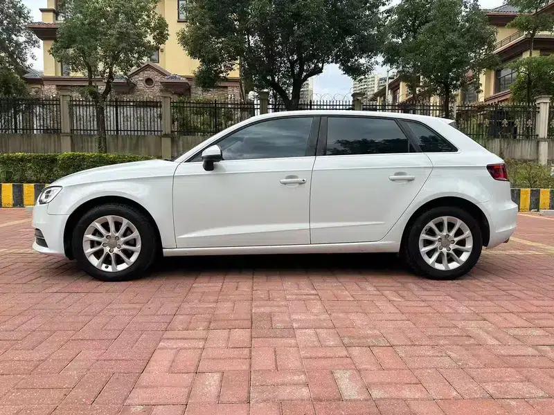 Audi A3 2015 Sportback 35 TFSI Millionth Anniversary Smart Edition — миниатюра 4