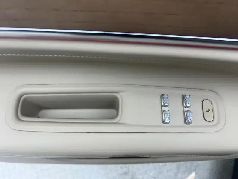 Wenjie M9 2024 Ultra Range Extended 6-Seater — миниатюра 30