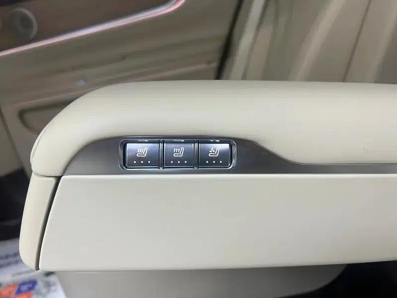 Wenjie M9 2024 Ultra Range Extended 6-Seater — миниатюра 34