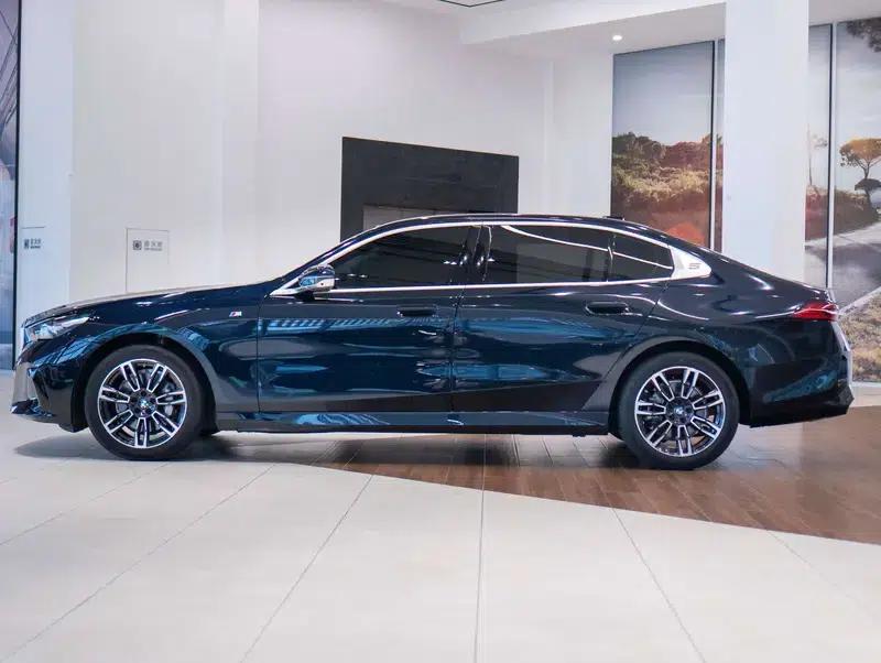 2024 BMW 5 Series 530Li Leading Edition M Sport Package — миниатюра 4