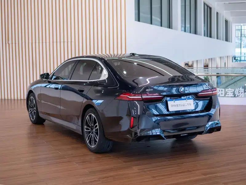 2024 BMW 5 Series 530Li Leading Edition M Sport Package — миниатюра 5