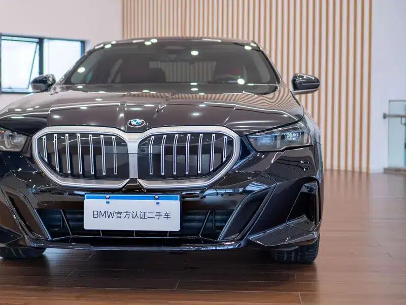 2024 BMW 5 Series 530Li Leading Edition M Sport Package — миниатюра 8