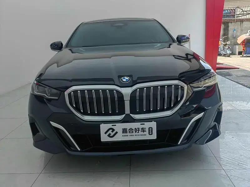 2024 BMW 5 Series 525Li M Sport Package — миниатюра 2