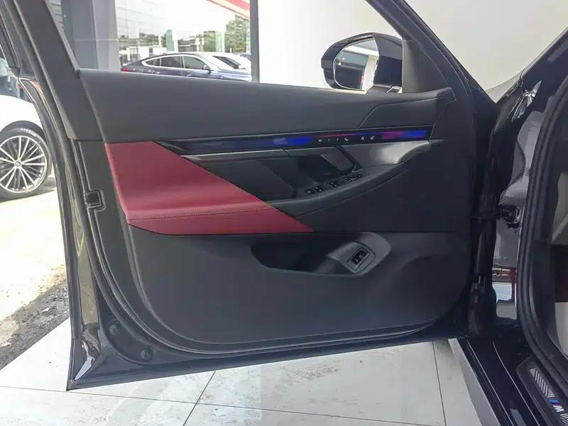 2024 BMW 5 Series 525Li M Sport Package — миниатюра 12