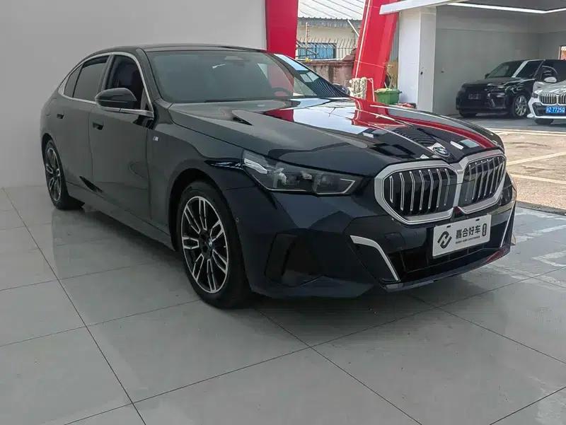 2024 BMW 5 Series 525Li M Sport Package — миниатюра 3