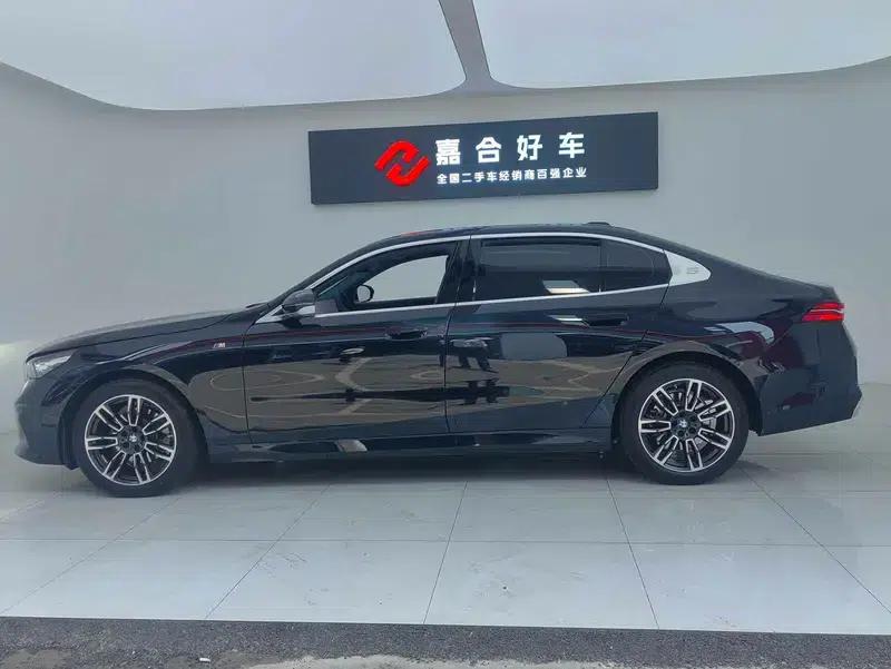 2024 BMW 5 Series 525Li M Sport Package — миниатюра 4