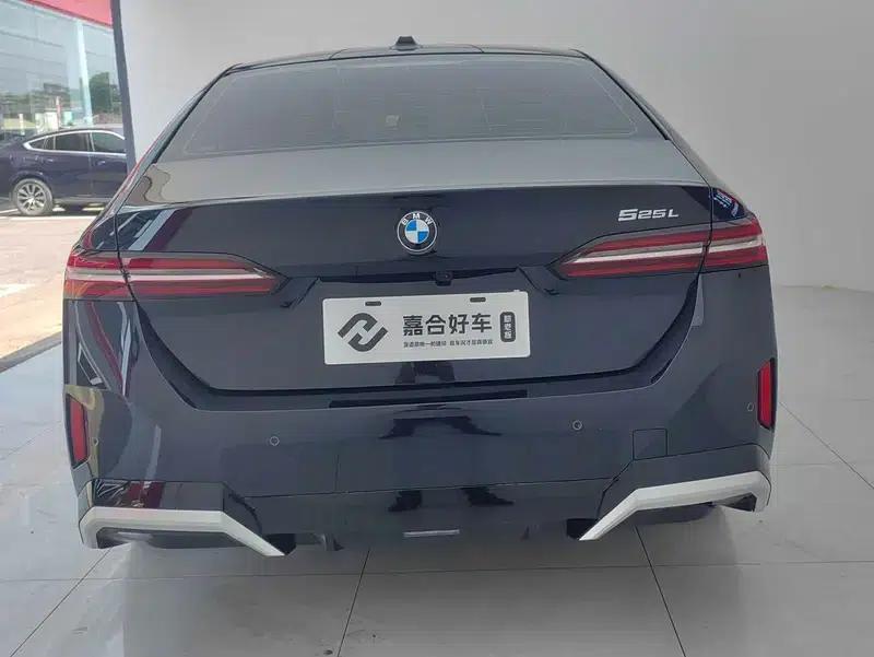 2024 BMW 5 Series 525Li M Sport Package — миниатюра 6