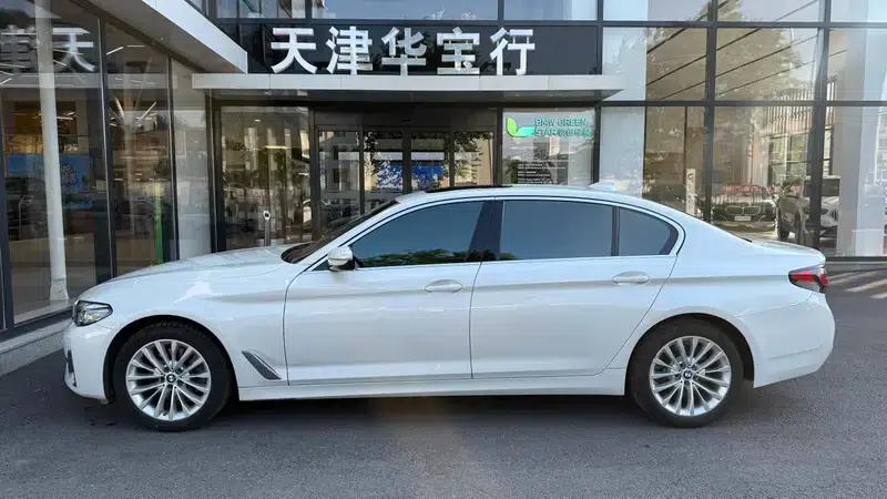 2021 BMW 5 Series 525Li Luxury Package — миниатюра 3