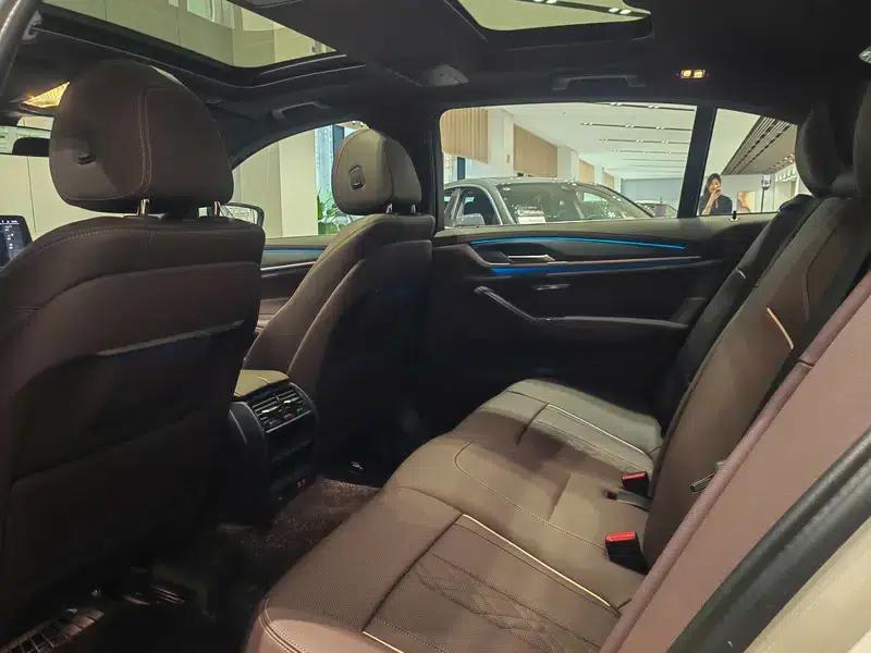 2022 BMW 5 Series 530Li Leading Edition M Sport Package — миниатюра 12