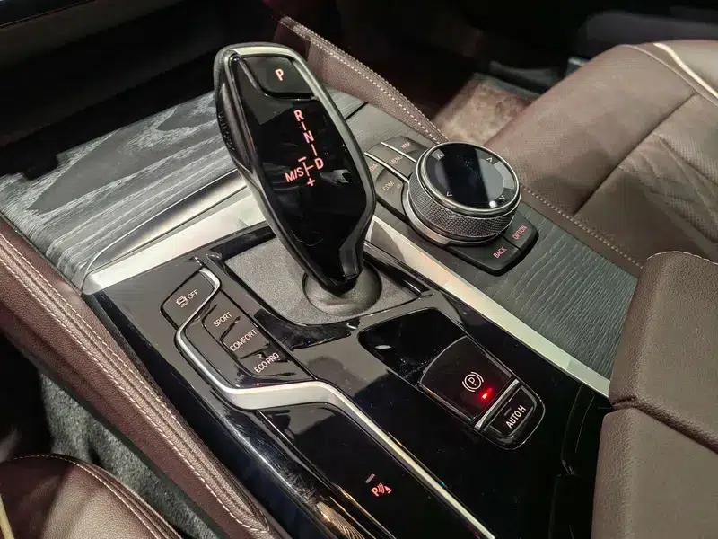 2022 BMW 5 Series 530Li Leading Edition M Sport Package — миниатюра 10