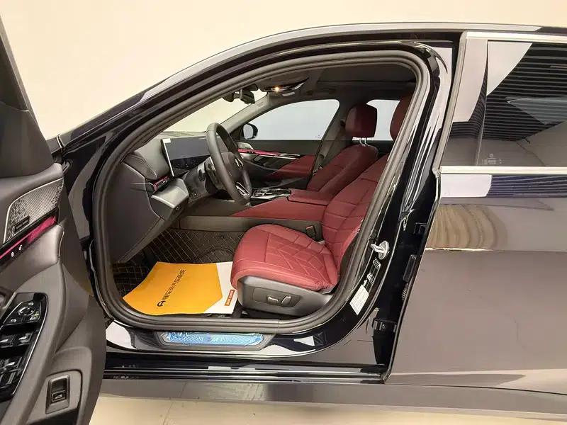 2025 BMW 5 Series Facelift 530Li Leading Edition M Sport Package — миниатюра 17