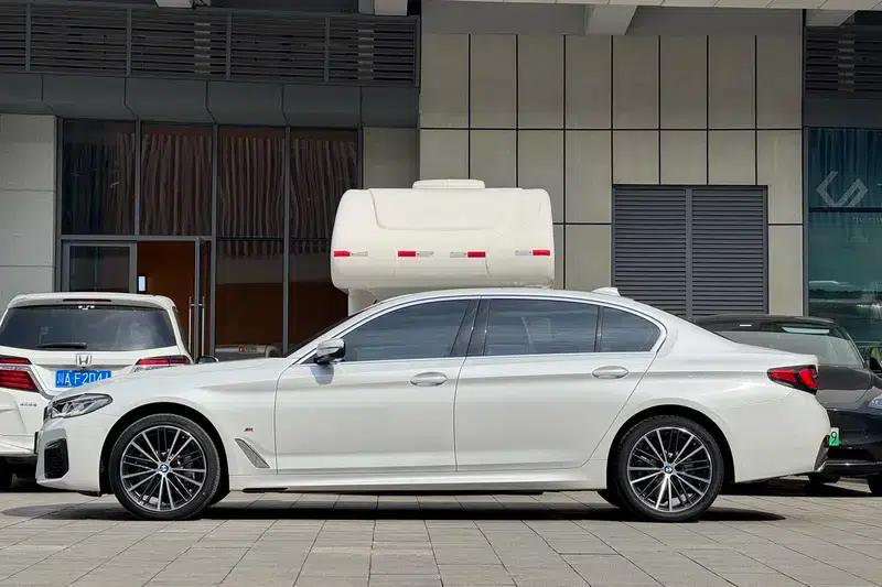 2022 BMW 5 Series Facelift 530Li Leading Edition M Sport Package — миниатюра 3