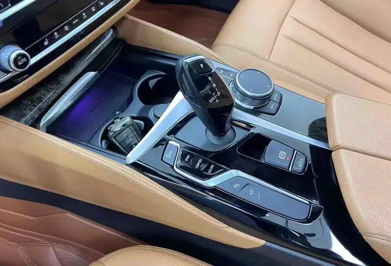 2020 BMW 5 Series 530Li Leading Edition M Sport Package — миниатюра 17