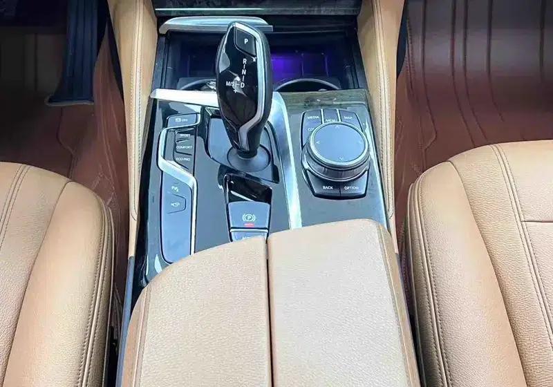 2020 BMW 5 Series 530Li Leading Edition M Sport Package — миниатюра 21