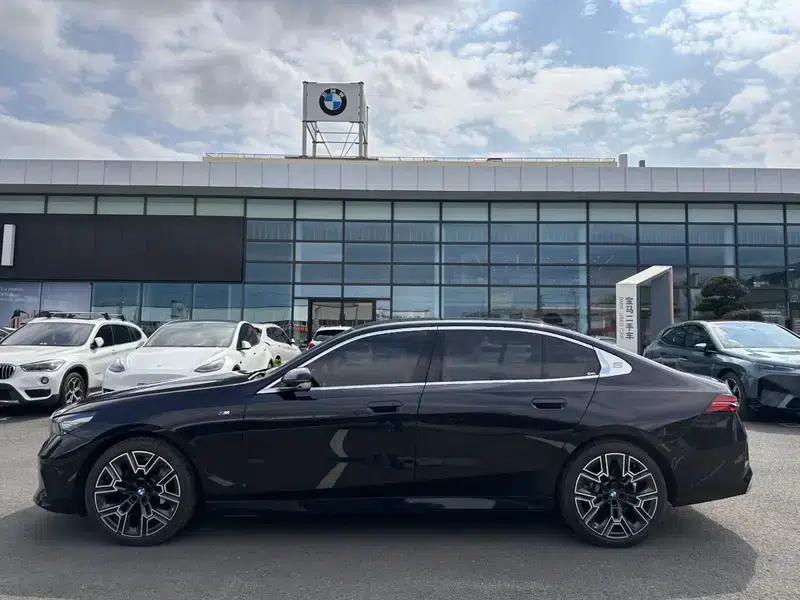 2024 BMW 5 Series 530Li Luxury M Sport Package — миниатюра 3