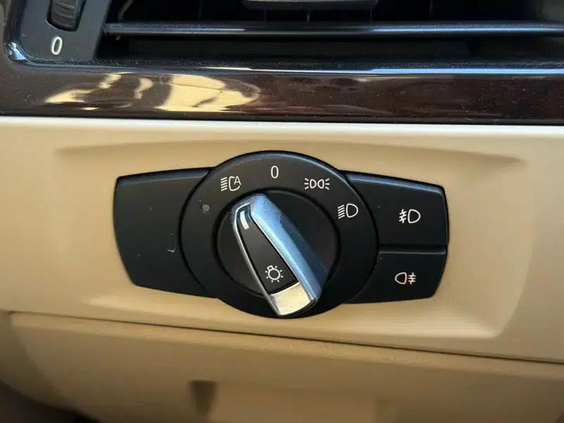 BMW 3 Series 2011 320i Fashion Edition — миниатюра 7