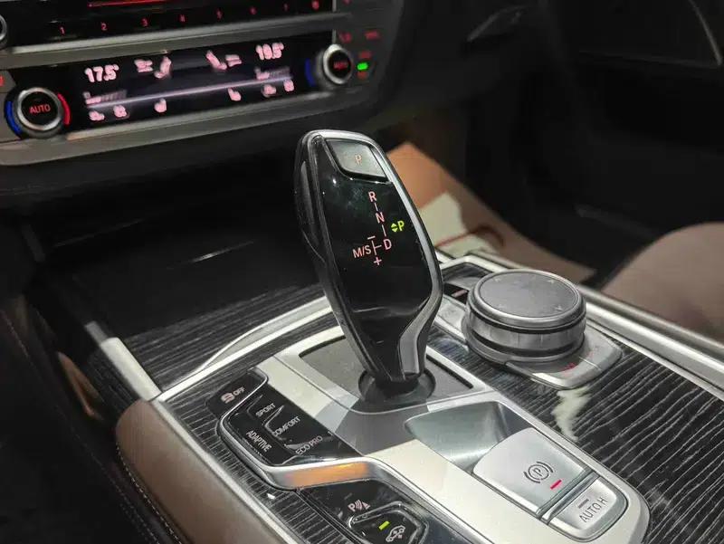 2019 BMW 7 Series 740Li Leading Edition M Sport Package — миниатюра 17