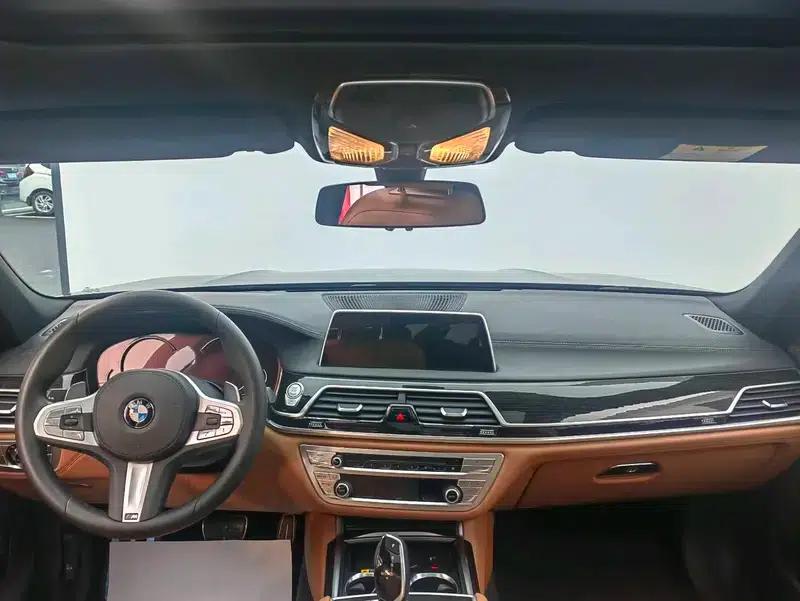 2018 BMW 7 Series 730Li Leading Edition M Sport Package — миниатюра 12