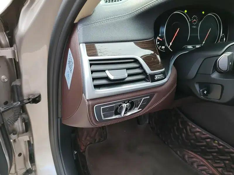 2017 BMW 7 Series 730Li Leading Edition — миниатюра 13