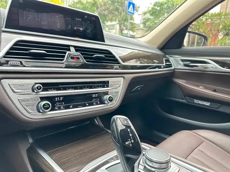 2017 BMW 7 Series 730Li Leading Edition — миниатюра 13