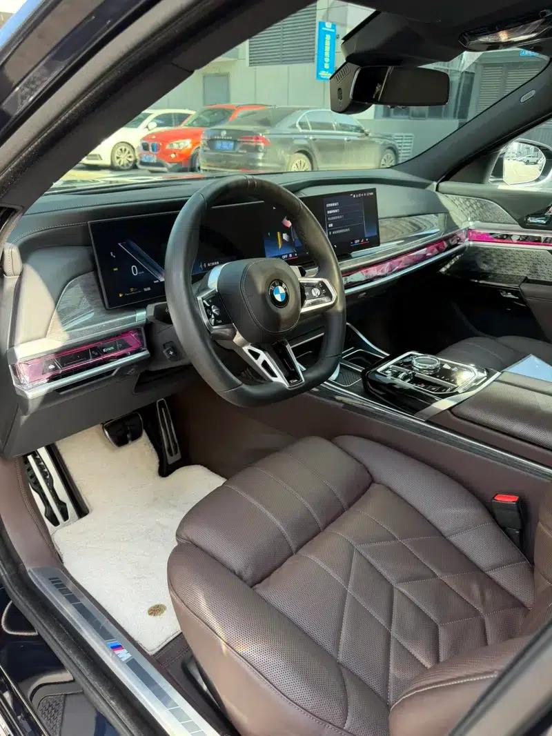 2023 BMW 7 Series 740Li Luxury M Sport Package — миниатюра 9