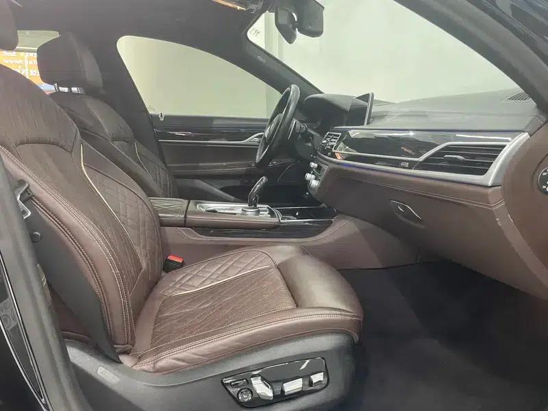 2019 BMW 7 Series 740Li Leading Edition M Sport Package — миниатюра 19