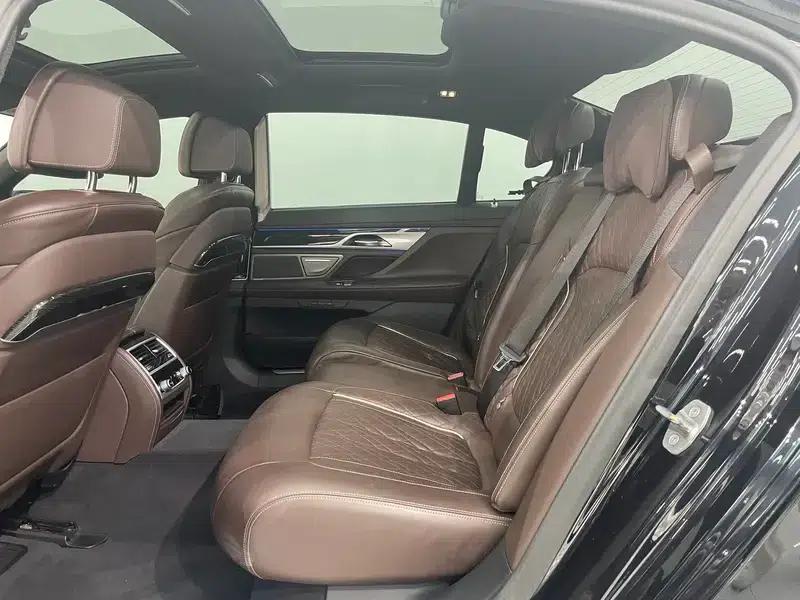 2019 BMW 7 Series 740Li Leading Edition M Sport Package — миниатюра 25