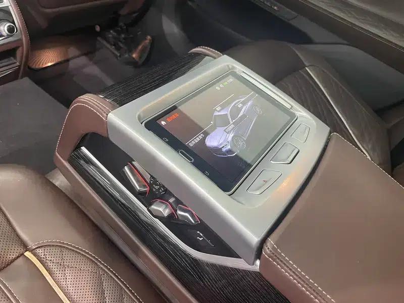 2019 BMW 7 Series 740Li Leading Edition M Sport Package — миниатюра 10