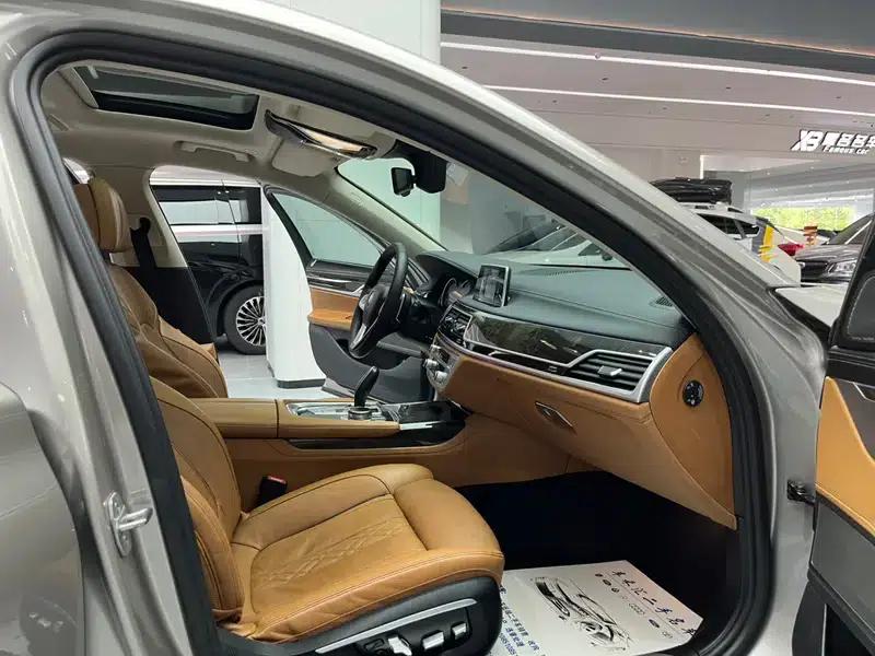 2017 BMW 7 Series 740Li Leading Edition — миниатюра 14