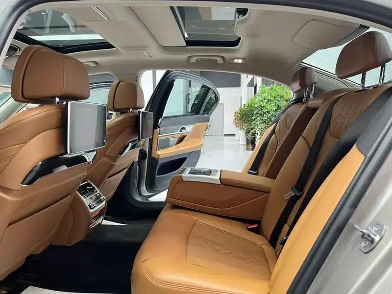 2017 BMW 7 Series 740Li Leading Edition — миниатюра 16