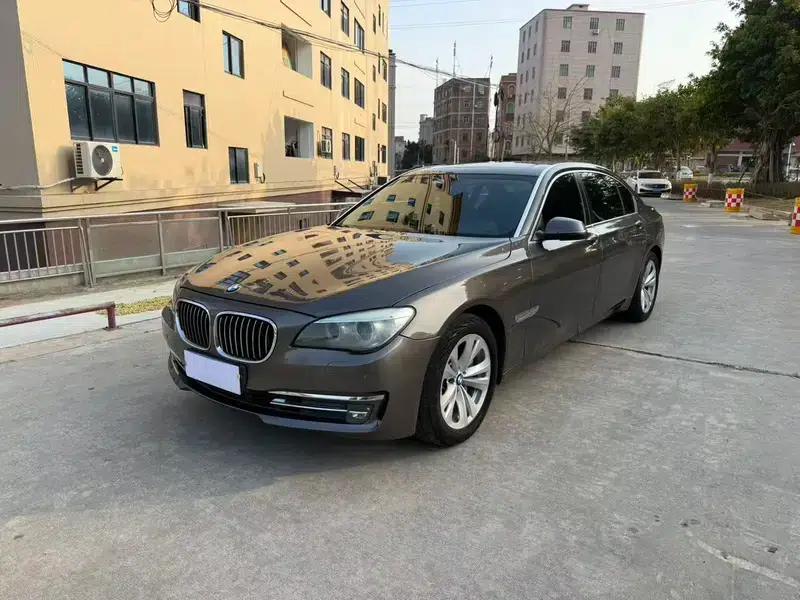 BMW 7 Series 2013 730Li Leading Edition — миниатюра 1
