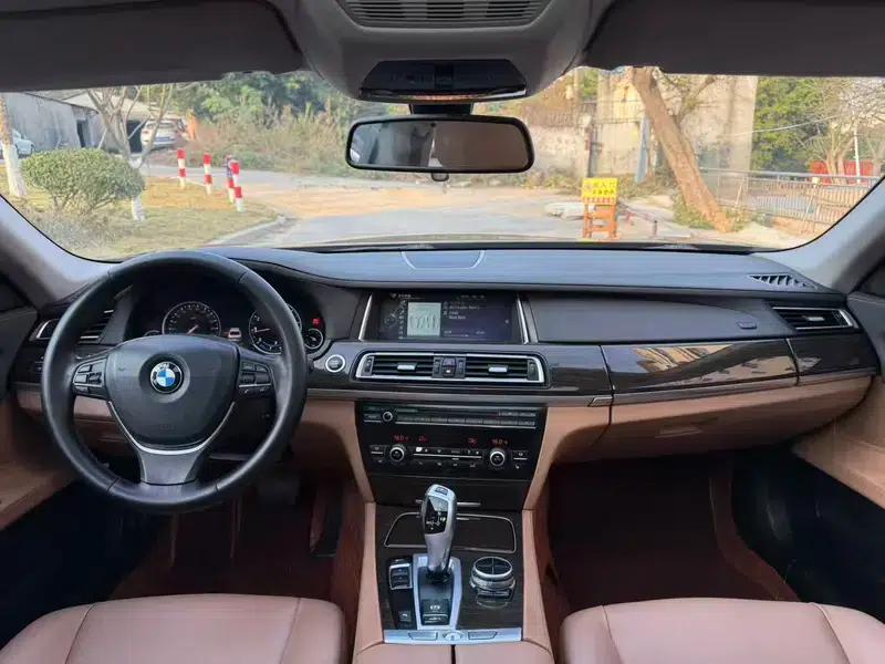 BMW 7 Series 2013 730Li Leading Edition — миниатюра 10