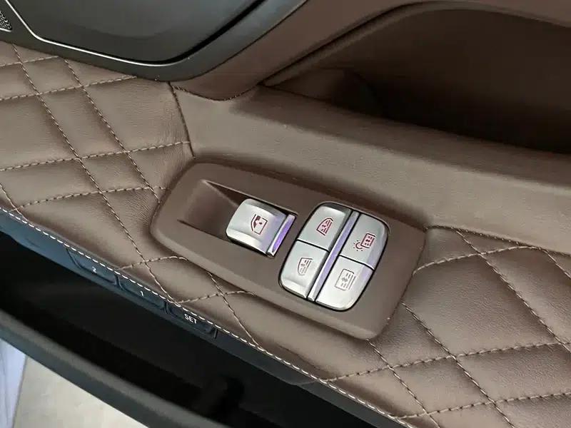 2019 BMW 7 Series 740Li Leading Edition M Sport Package — миниатюра 11