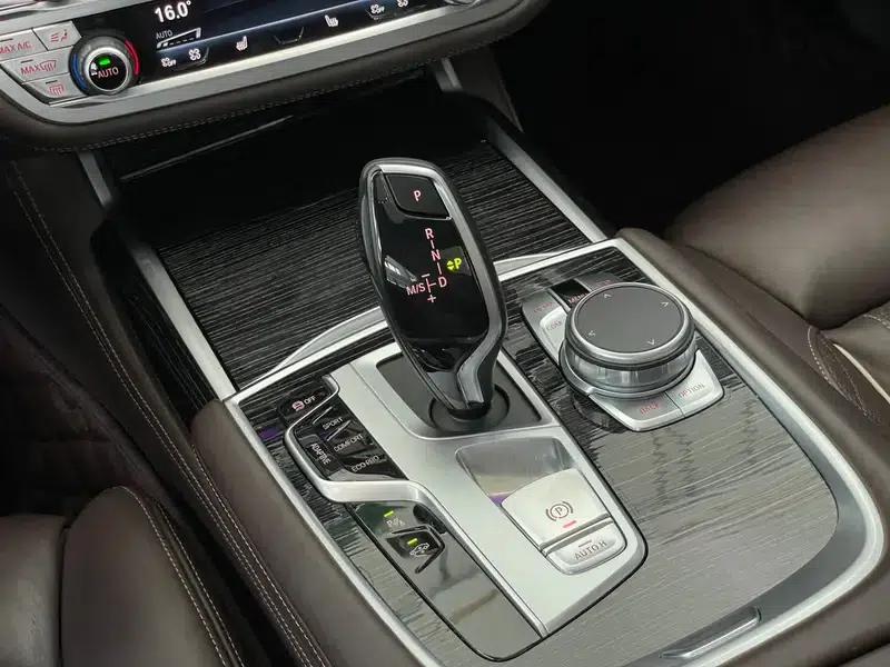 2019 BMW 7 Series 740Li Leading Edition M Sport Package — миниатюра 26