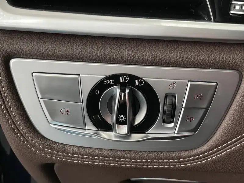 2019 BMW 7 Series 740Li Leading Edition M Sport Package — миниатюра 27