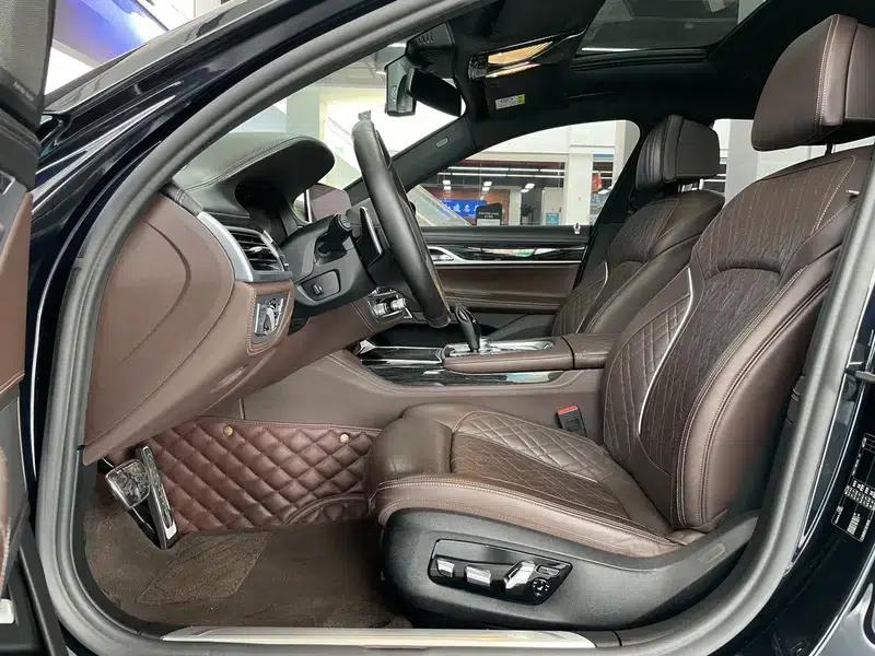 2019 BMW 7 Series 740Li Leading Edition M Sport Package — миниатюра 32