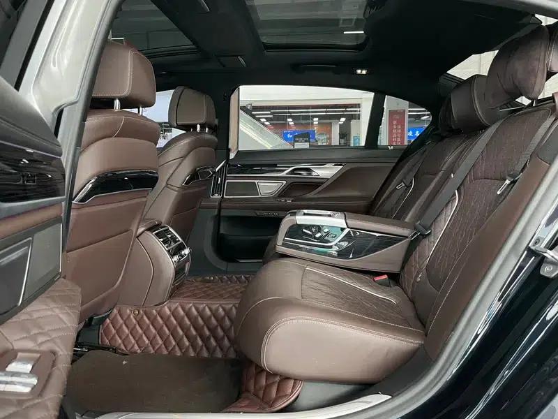 2019 BMW 7 Series 740Li Leading Edition M Sport Package — миниатюра 35