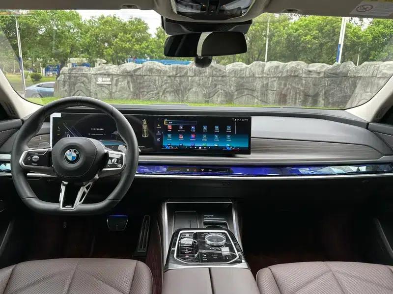 2023 BMW 7 Series 735Li M Sport Package — миниатюра 11