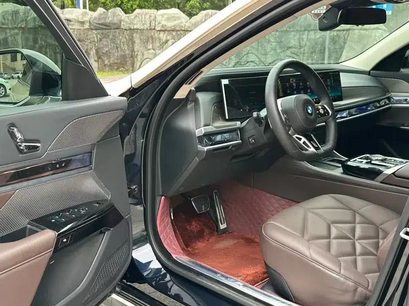 2023 BMW 7 Series 735Li M Sport Package — миниатюра 10