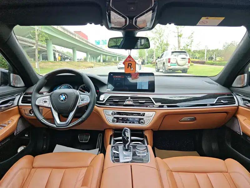 2018 BMW 7 Series 730Li Leading Edition M Sport Package — миниатюра 10