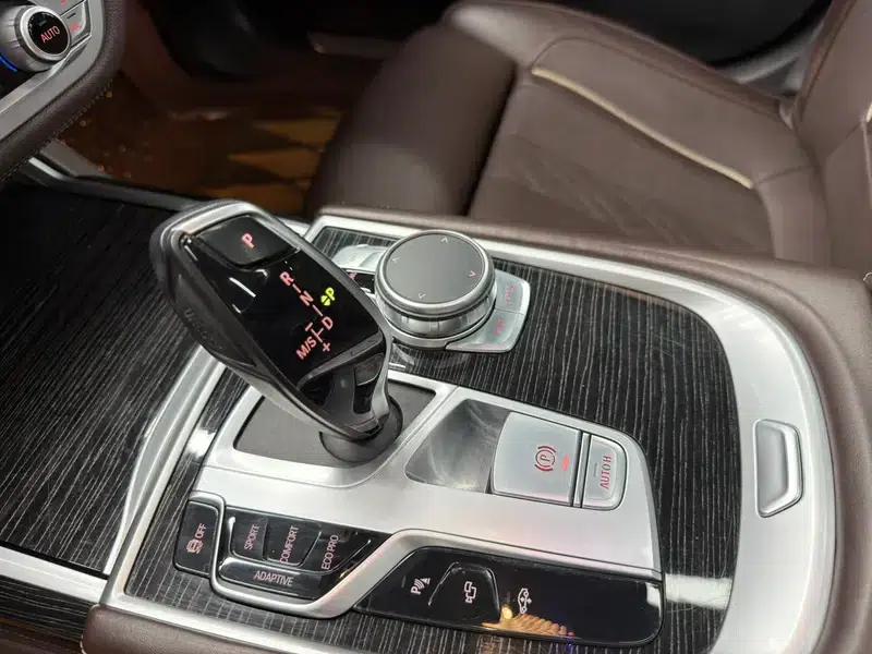 2018 BMW 7 Series 730Li Luxury M Sport Package — миниатюра 18