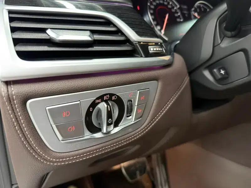 2018 BMW 7 Series 730Li Luxury M Sport Package — миниатюра 19