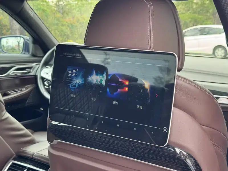 2021 BMW 7 Series 730Li M Sport Package — миниатюра 10