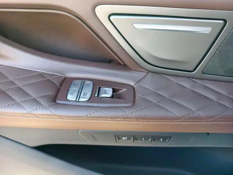 2021 BMW 7 Series 740Li Leading Edition M Sport Package — миниатюра 10