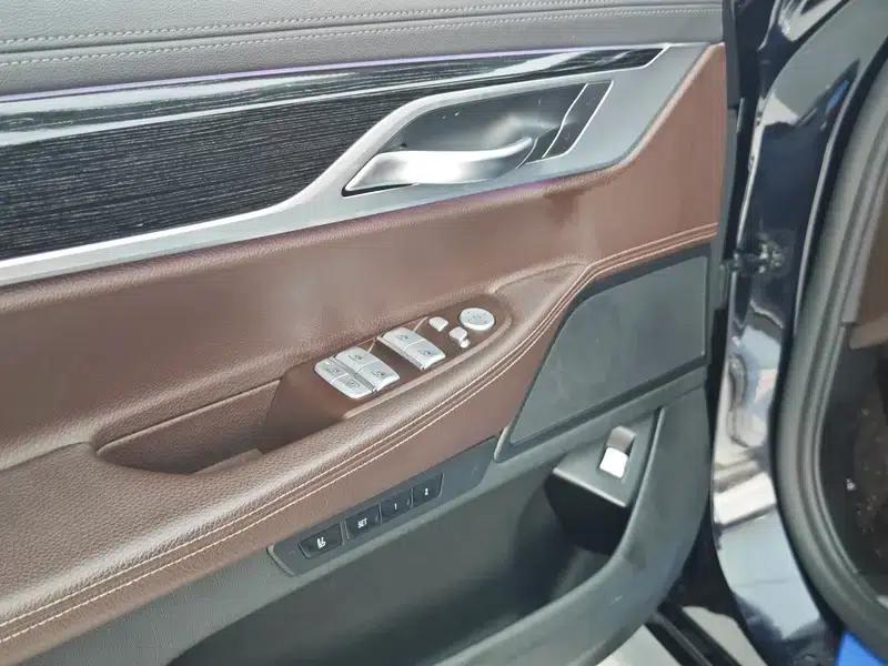 2018 BMW 7 Series 730Li Leading Edition M Sport Package — миниатюра 25