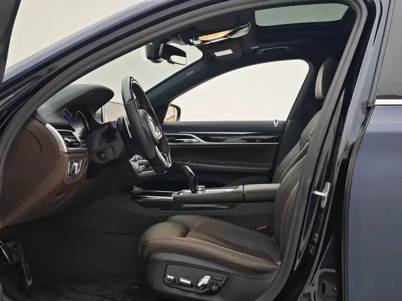 2018 BMW 7 Series 730Li Leading Edition M Sport Package — миниатюра 27
