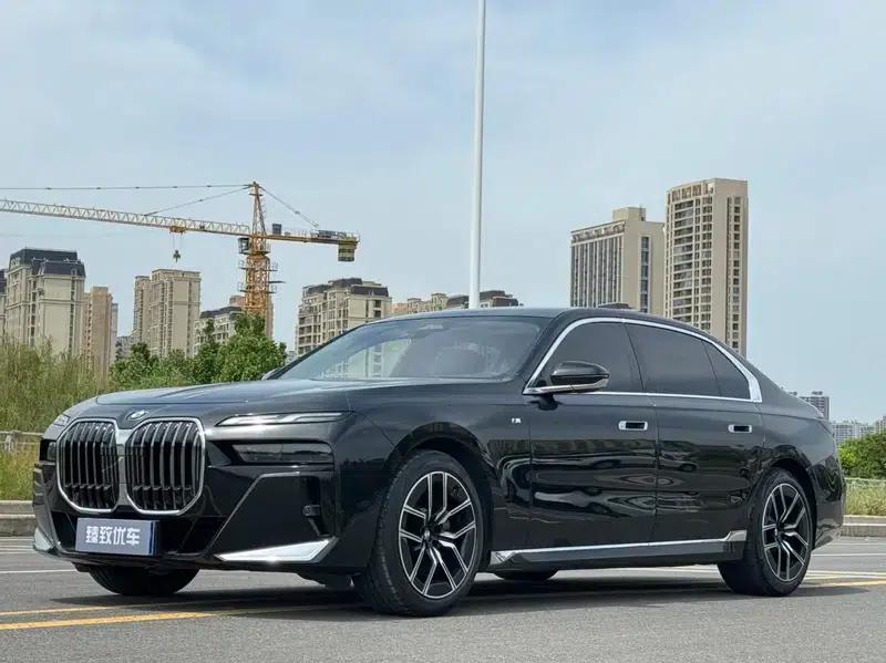 2023 BMW 7 Series 735Li M Sport Package — миниатюра 1