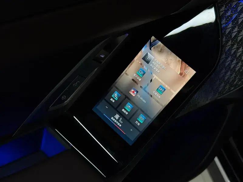 2023 BMW 7 Series 735Li M Sport Package — миниатюра 14