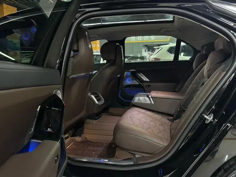 2023 BMW 7 Series 735Li M Sport Package — миниатюра 21