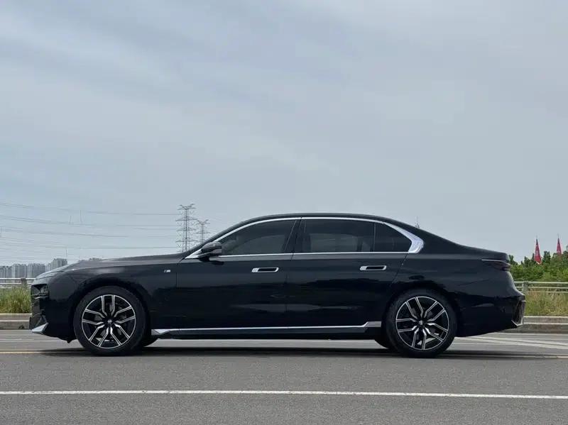 2023 BMW 7 Series 735Li M Sport Package — миниатюра 4